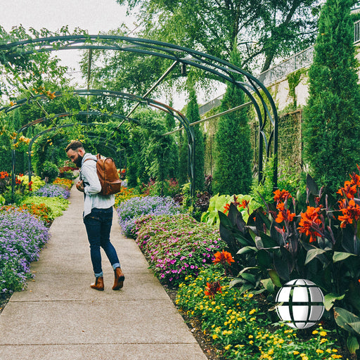 Un hombre caminando por un Jardín.