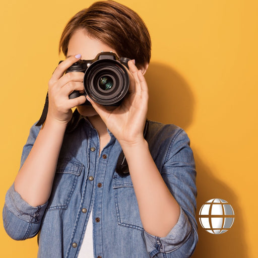 Una joven tirando una foto con un cámara digital 