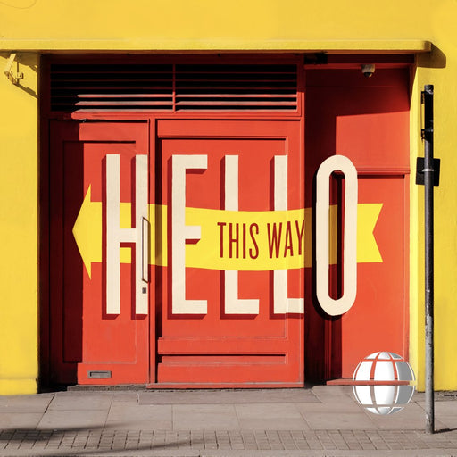 Una puerta unas letras donde dice hello this way 